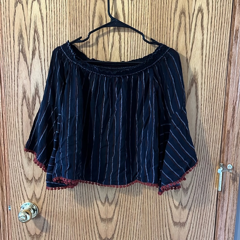 Shyanne Off the shoulder shirt. New with tags. Size medium.